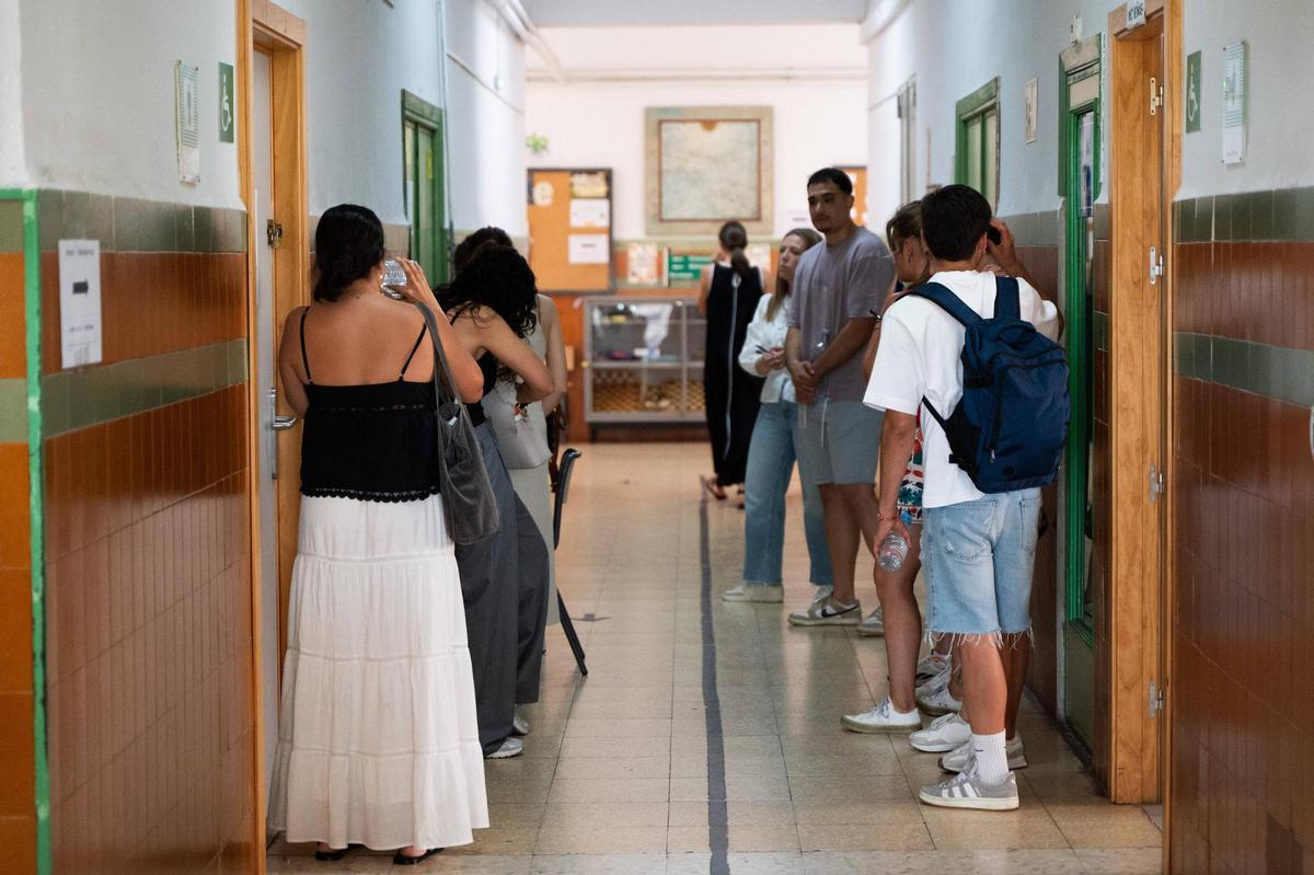 Galería | Calor y nervios en las oposiciones a maestro en Cáceres Galería | Calor y nervios en las oposiciones a maestro en Cáceres