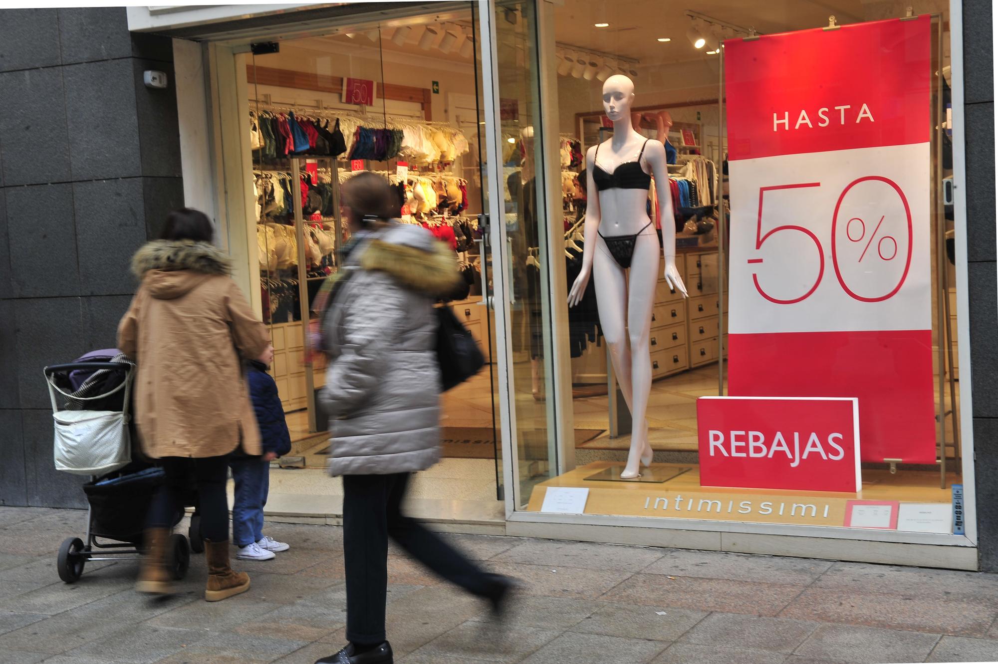 Alicantinos disfrutan de las rebajas en Maissonave