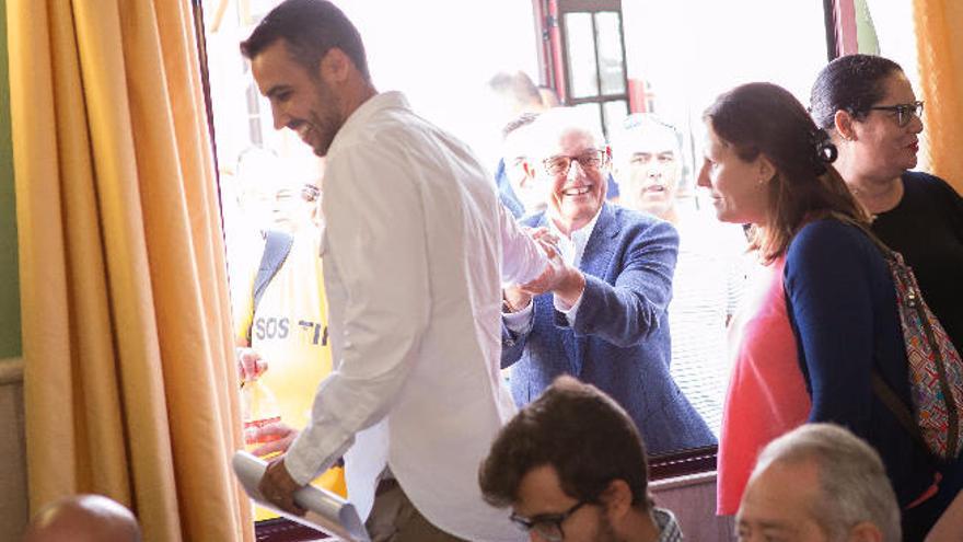 Domingo González Arroyo saluda al nuevo alcalde de La Oliva, Isai Blanco, desde una ventana del salón de plenos.