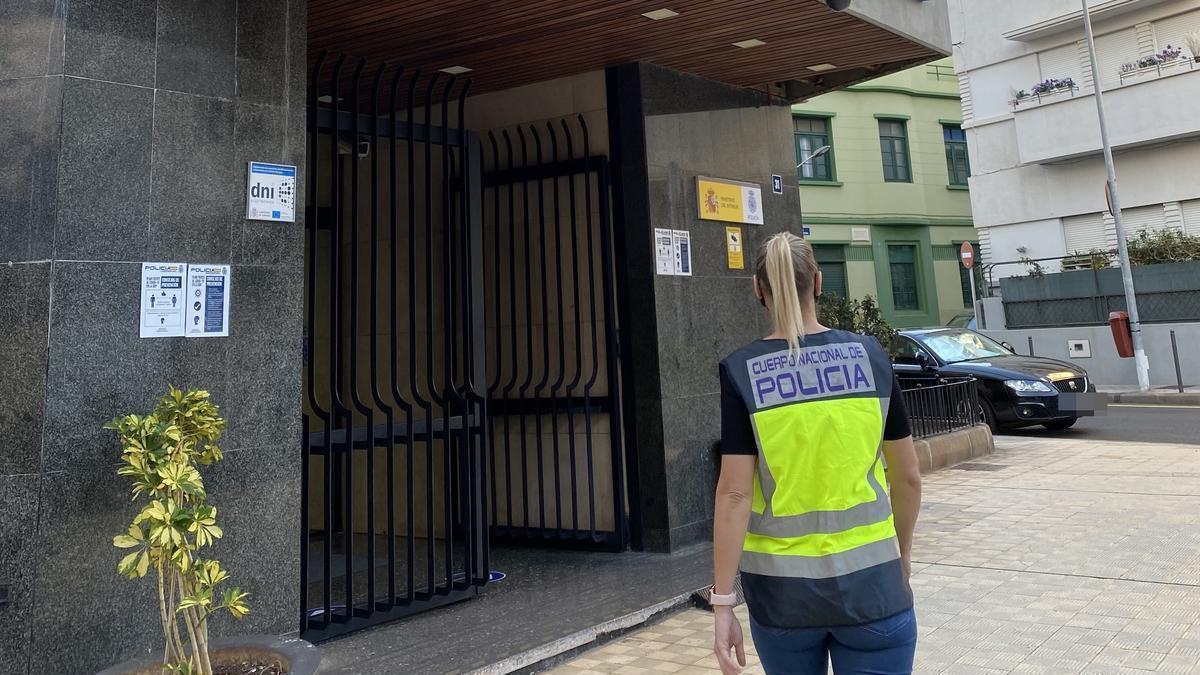Una agente se dirige a la Comisaría Provincial de la Policía Nacional, en Santa Cruz de Tenerife.