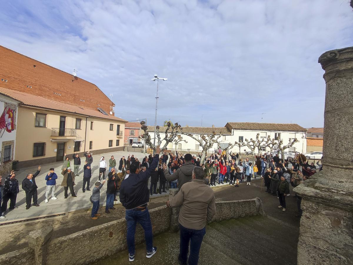 El momento de la votación a favor del proyecto a mano alzada en Burganes de Valverde.