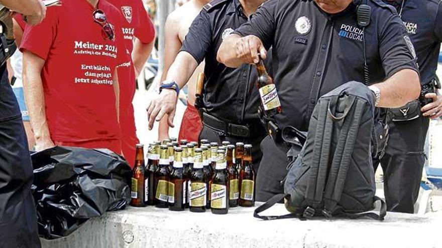 Imagen de una redada contra el botellón en la Platja de Palma.