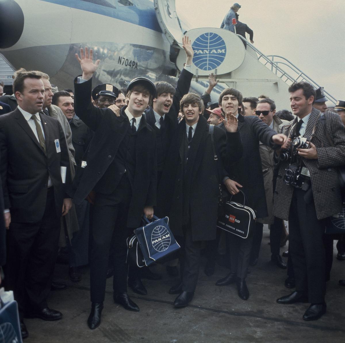 Los Beatles llegando al John F. Kennedy International Airport de New York en 1964.
