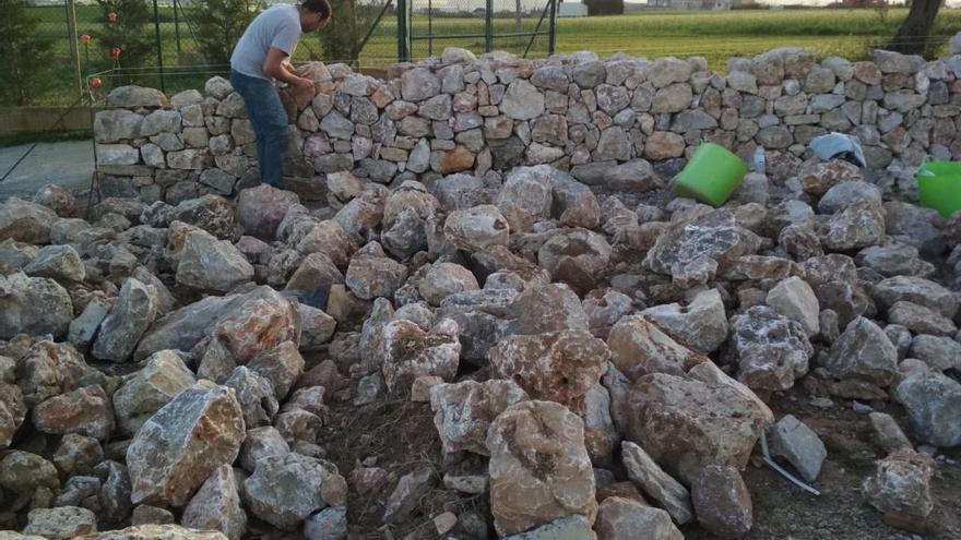 Xavier Laporta, construint, pedra a pedra, una paret a l&#039;entrada de Vilanant.