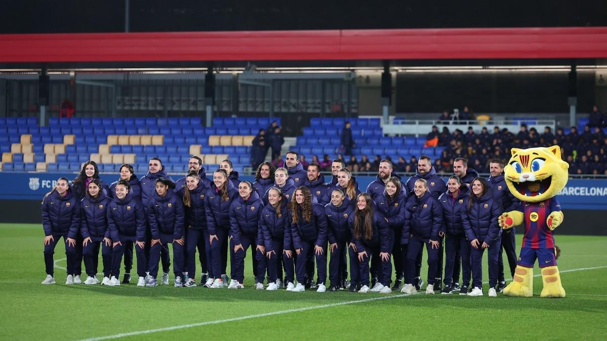 The seven women's grassroots football teams have been present at the Johan Cruyff
