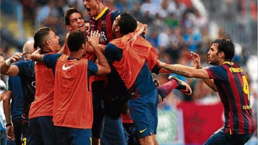 Adriano, eufòric, s&#039;abraça amb alguns jugadors després de marcar el gol de la victòria a Màlaga.