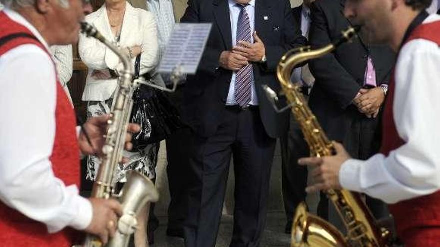 El alcalde de Coristanco, entre dos saxofonistas. eduardo vicente