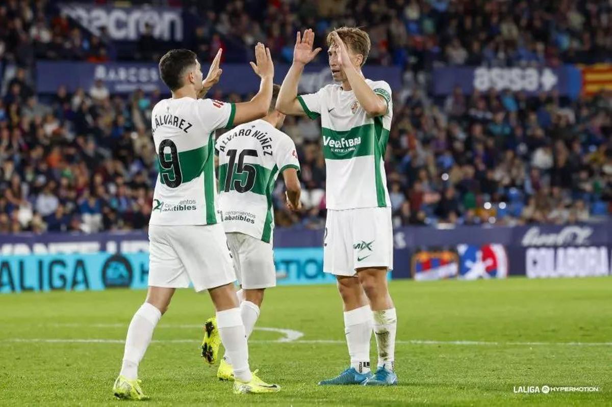 Agustín Álvarez celebra un gol este curso con el Elche.