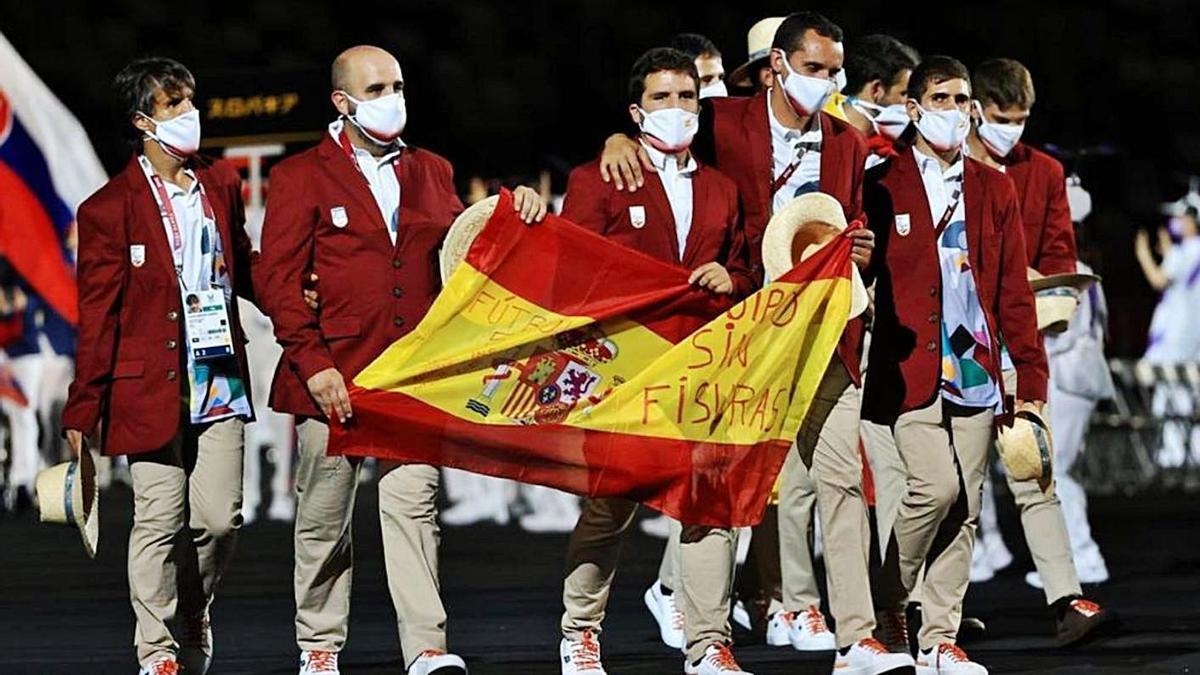 Vicente Aguilar (izquierda) y Pablo Cantero (centro), dos de los valencianos del Fútbol-5 | EFE