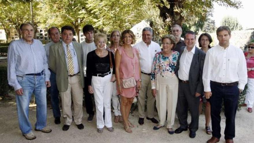 Familiares del exalcalde vigués Martínez Garrido junto a Caballero (3 d.), en el homenaje.  Marta G. Brea