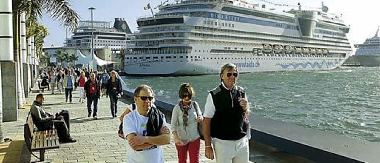 Pasajeros de dos cruceros pasean por el muelle de Santa Catalina.