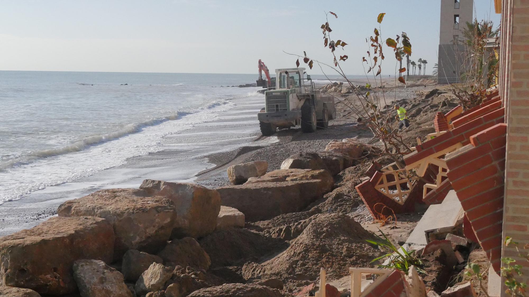 Nules no espera a Costas y actúa para proteger las viviendas de primera línea de playa