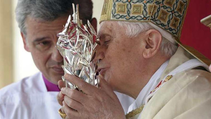 Benedicto XVI besa el relicario con la sangre de Wojtyla.