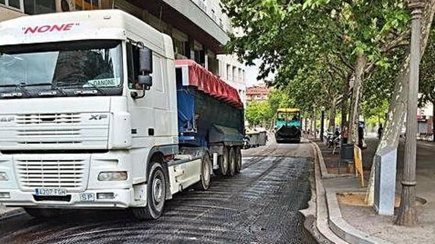 Treballs de pavimentació en un tram del Pere III, ahir al matí