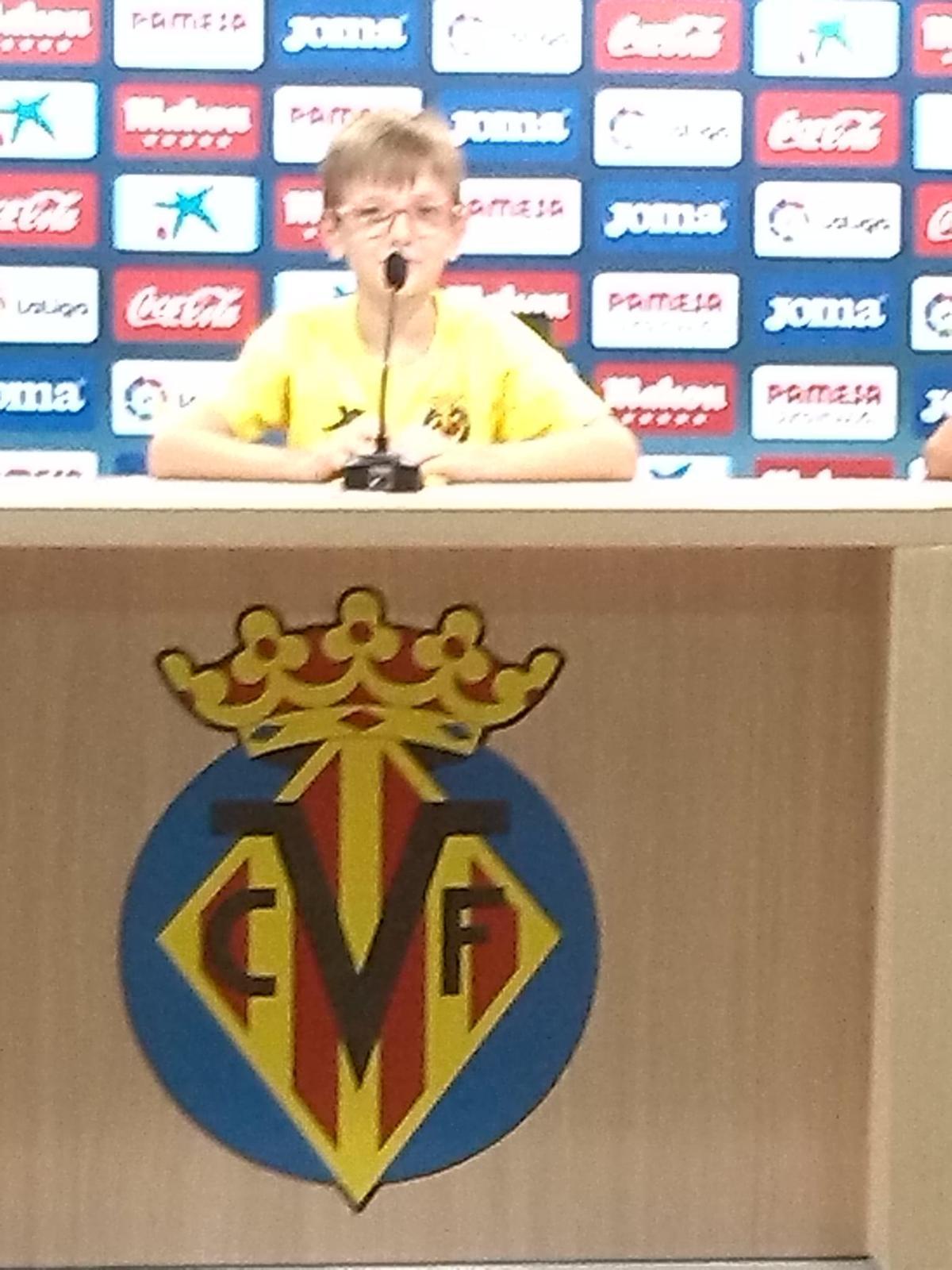 Joan Navarro, de niño, en el entonces Estadio de El Madrigal (ahora La Cerámica).