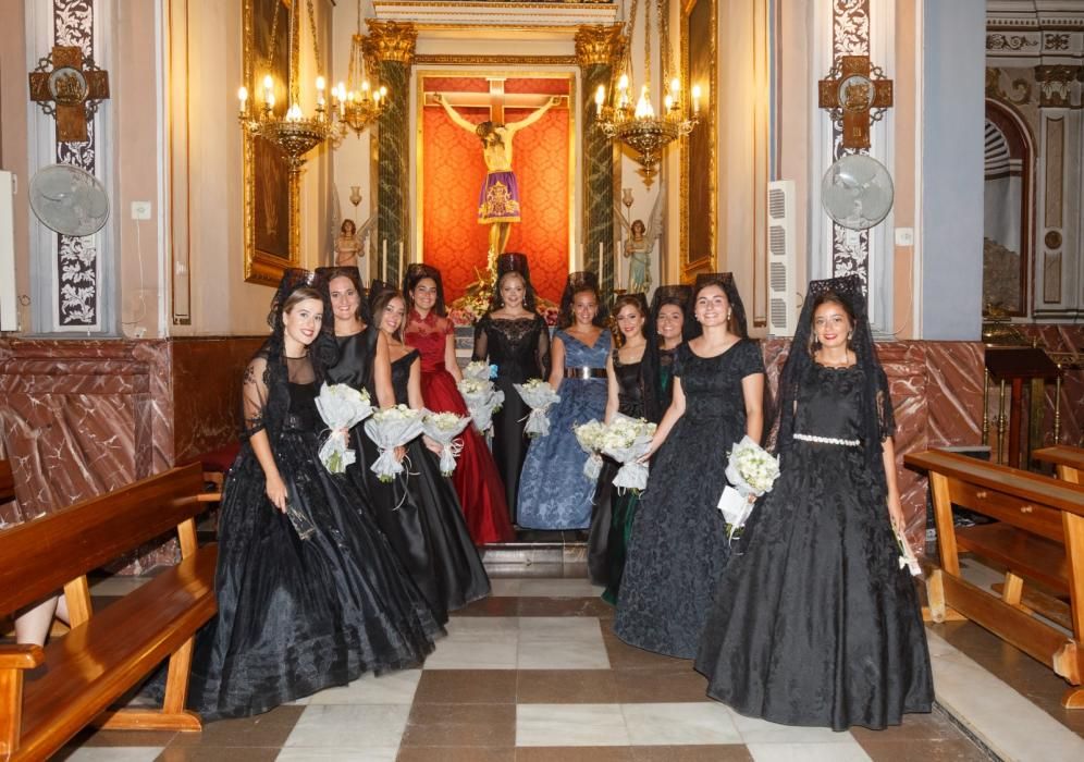 Ofrenda de flores a la Virgen.