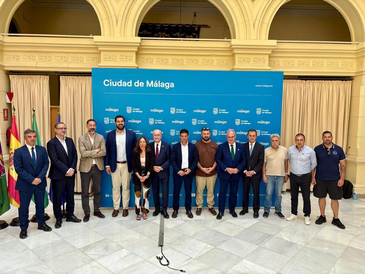 El alcalde de Málaga, Francisco de la Torre; la delegada del Gobierno andaluz, Patricia Navarro, concejales y representantes de las peñas del Málaga CF.