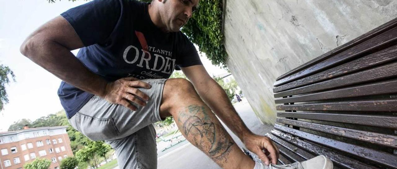 Roberto Rodríguez, cuidador de la piscifactoría de Quintana, con un alevín de salmón en la planta de cría.