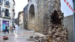 Pequeño derrumbe en la muralla de la puerta del Sol de Plasencia debido a las lluvias