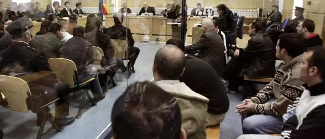 Un grupo de acusados de los atentados del 11M sigue el juicio desde una pecera el 31 de octubre de 2007.