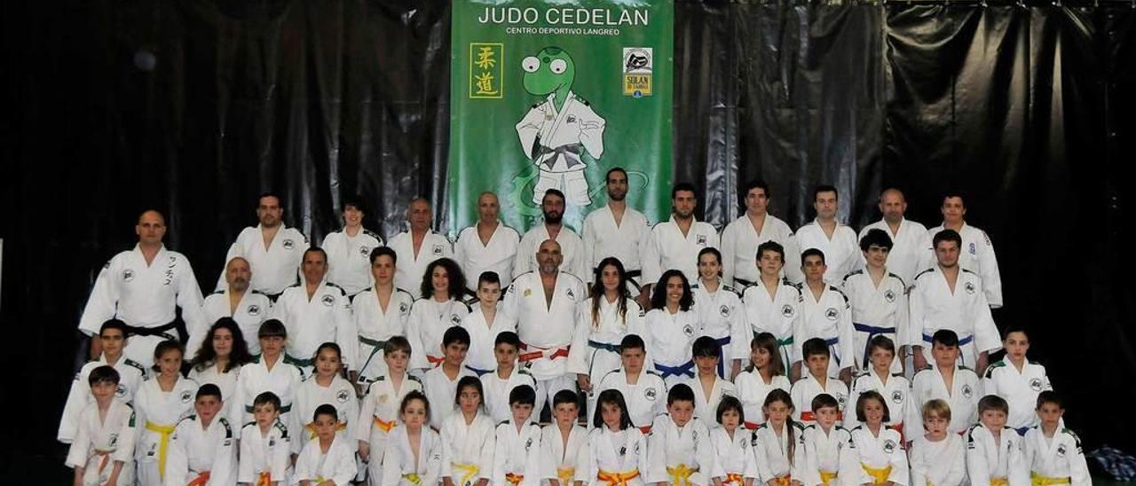 Los judokas del Cedelan posan en la foto de familia.