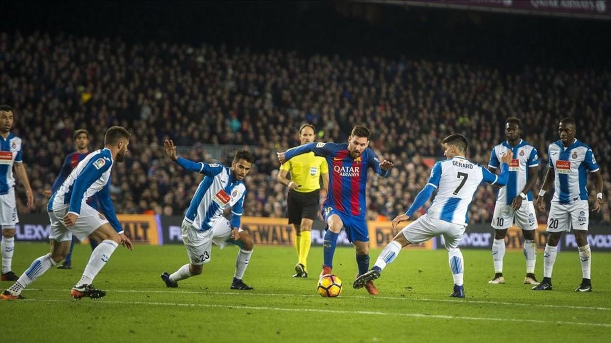 Messi, durante su estratosférica jugada ante el Espanyol.