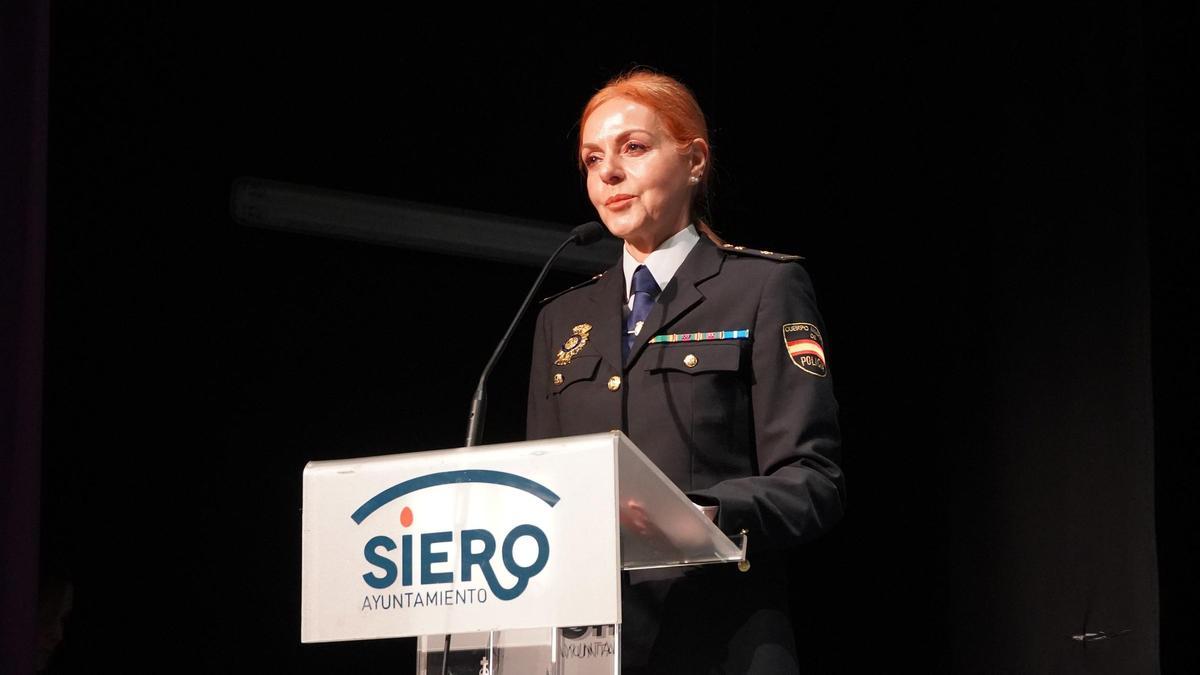 Premio Mujer Sierense del 2024 a Cándida Vicente Templado, jefa de la Policía Científica de la Policía Nacional de Asturias