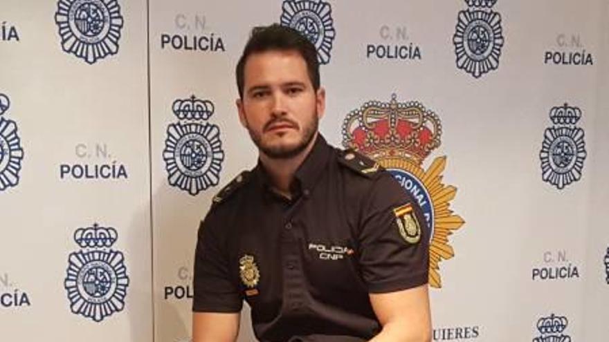 El agente Gabriel Muñoz, ayer, en la Jefatura de Policía.