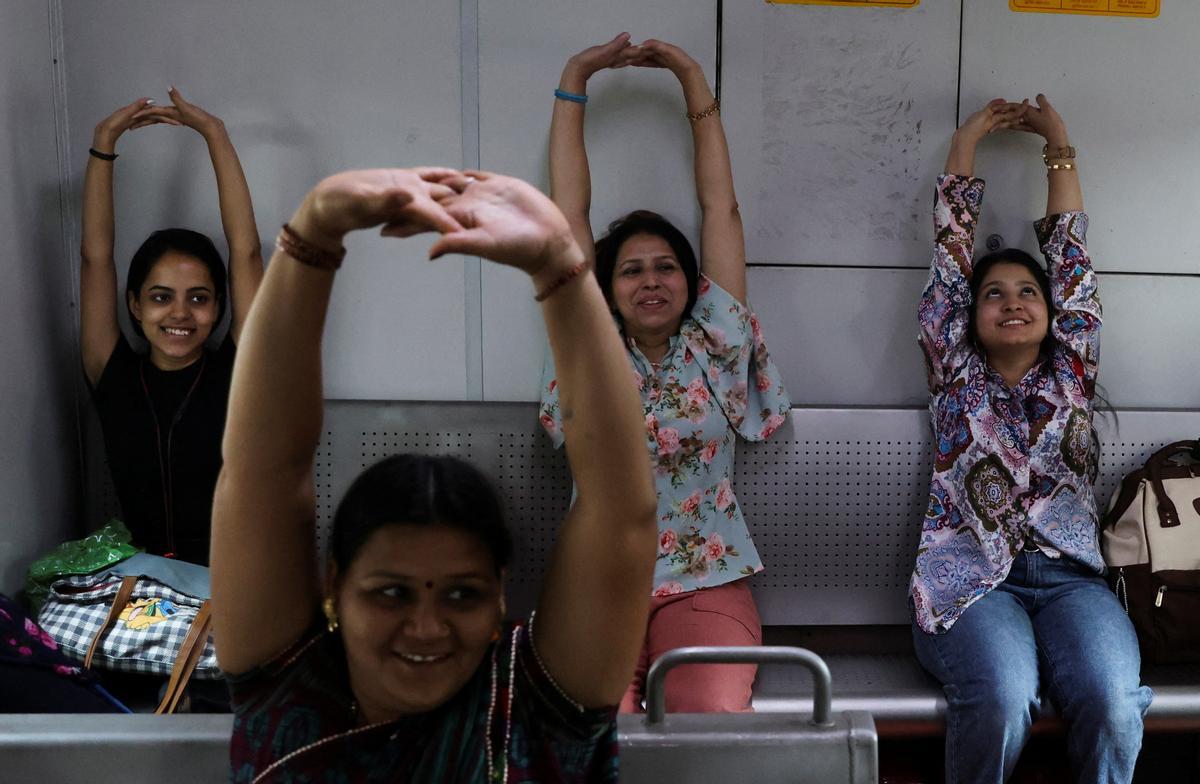 Yoga en el tren en India para celebrar el 8-M