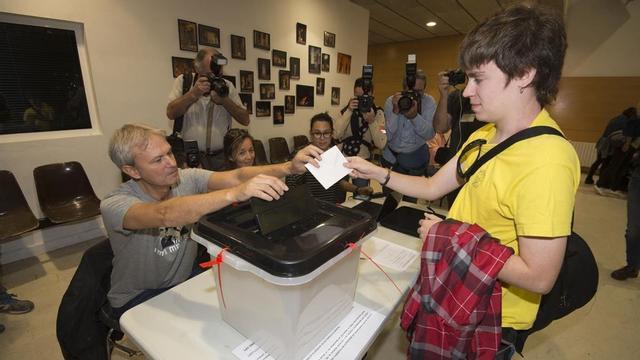 Votaciones en el IES Martí i Franques de Tarragona.