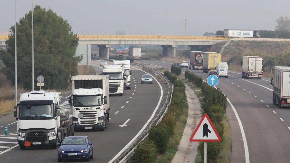 Tráfico de camiones por la autopista AP-7 a la altura de Almenara.