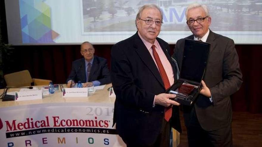 Diego Murillo recoge el premio de manos de José Mª Martínez.