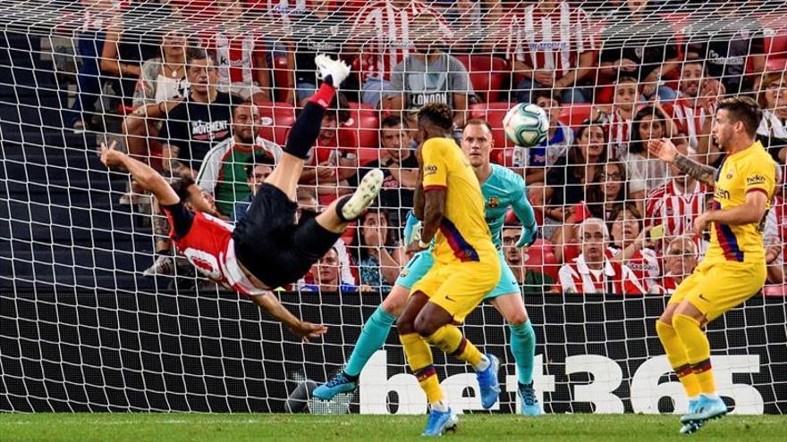 El veterano Aduriz provoca el primer terremoto en el Barça