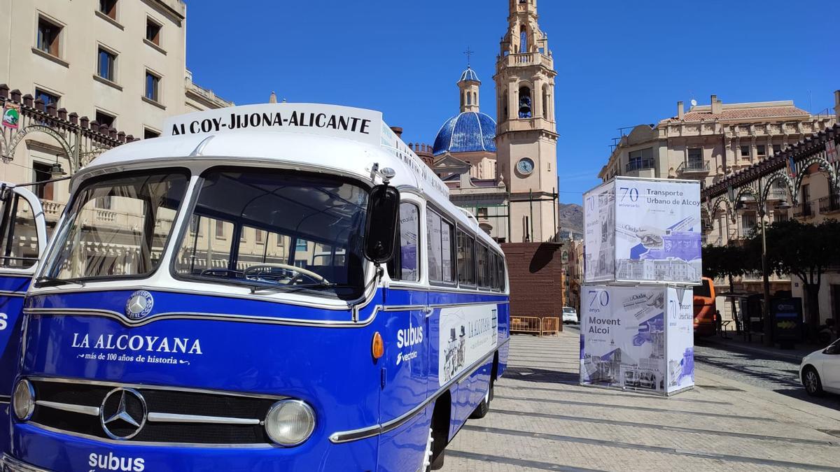 Autobús antiguo que se exhibe en Alcoy para conmemorar los 70 años del transporte urbano.