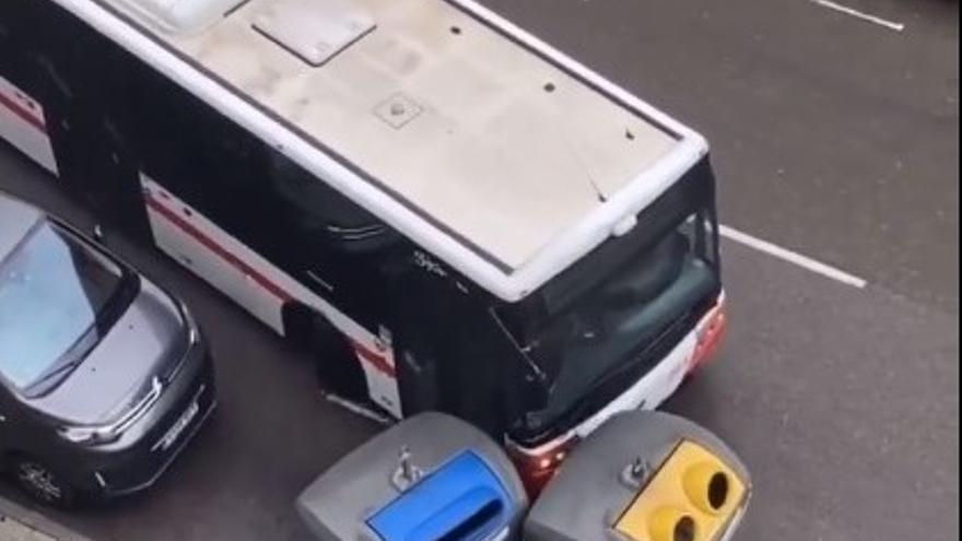 El civismo de un conductor de autobús en Gijón: así retiró un contenedor de la carretera