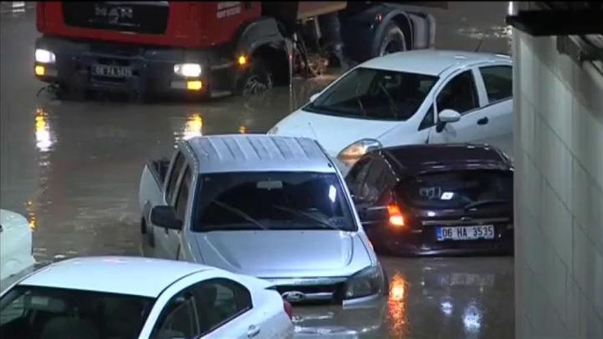 Decenas de coches anegados en un túnel en Turquía