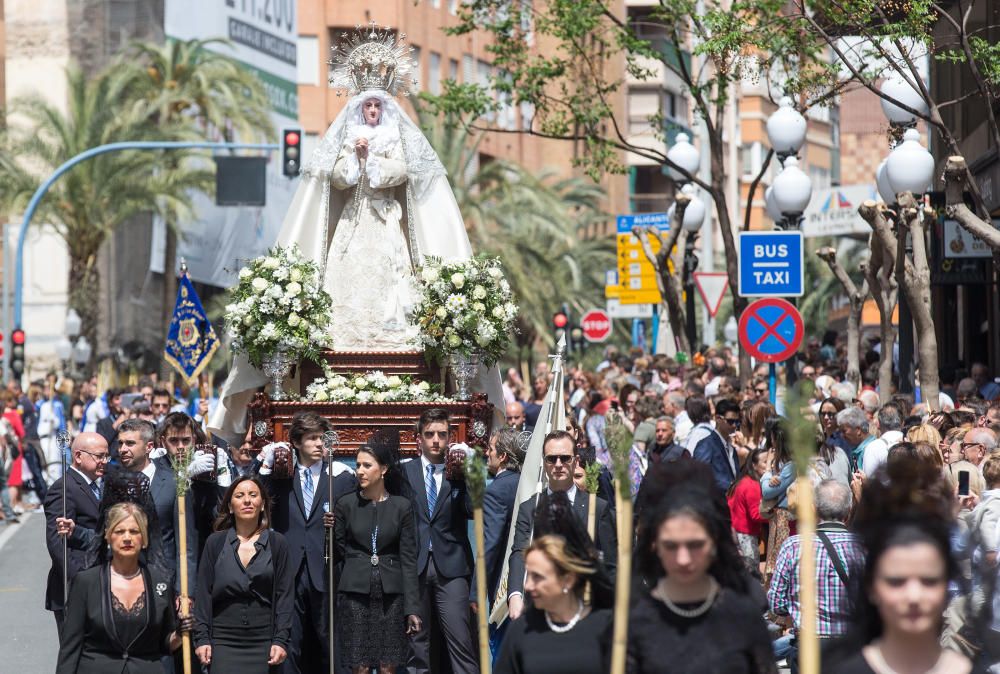 Las calles de Alicante se llenan de fieles en las procesiones del Domingo de Ramos