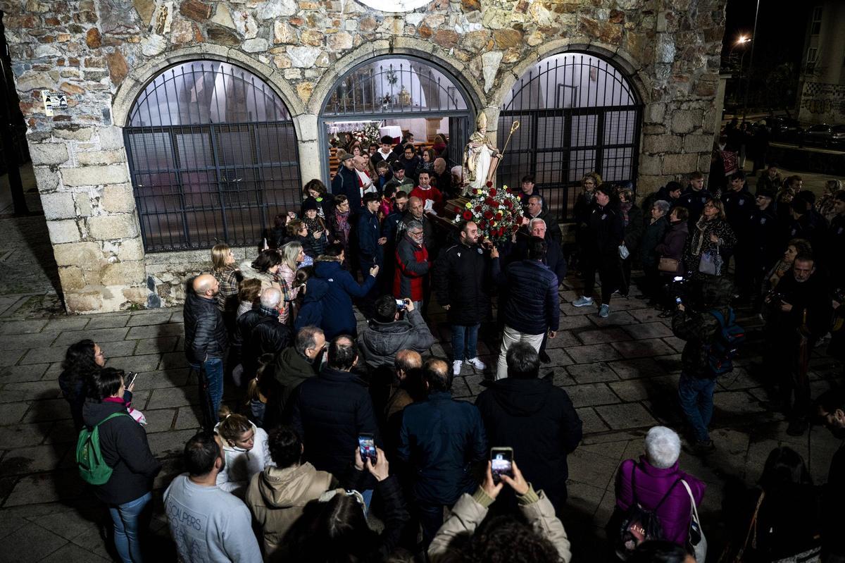 Los jugadores del colegio Diocesano de Cáceres cumplen su promesa y portan a San Blas en su procesión