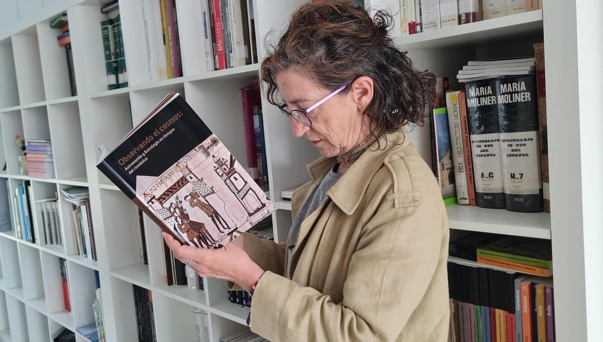 Una mujer ojea el volumen.