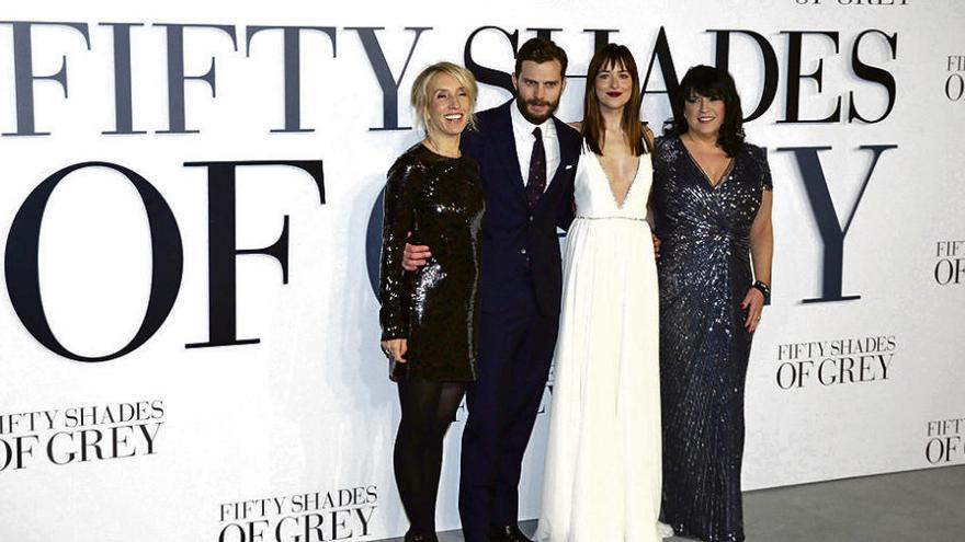 La directora de &quot;Cincuenta sombras de Grey&quot;, Sam Taylor-Johnson, con Jamie Dornan y Dakota Johnson y la autora. // Reuters