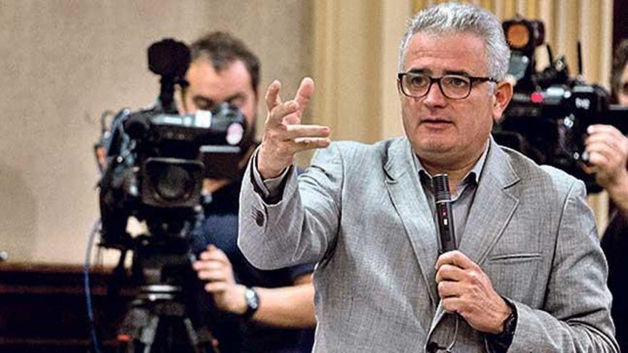 Jaume Font, líder de El Pi, ayer en el pleno del Parlament. El Pacto necesitará su apoyo para IB3.