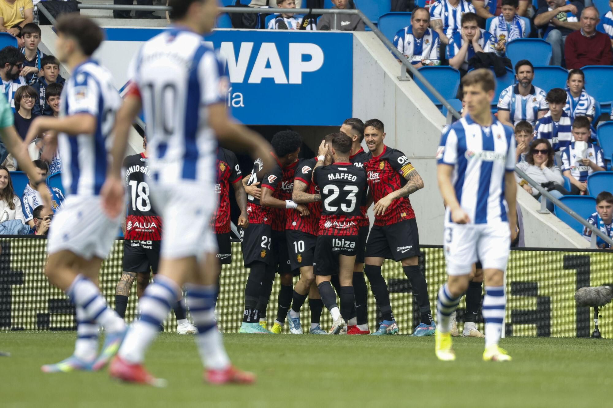 Los jugadores del Mallorca celebran el gol de Sergi Darder, segundo del equipo, durante el encuentro que disputaron en el estadio de Anoeta, correspondiente a la jornada 31 de LaLiga. EFE/ Javier Etxezarreta. (Real Sociedad) (Mallorca)