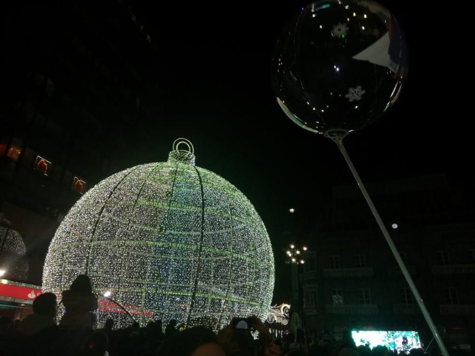 Ya es Navidad en Vigo: 10 milllones de luces para marcar una historia. // A. Villar | J. Lores | J. Álvarez | C. Delgado