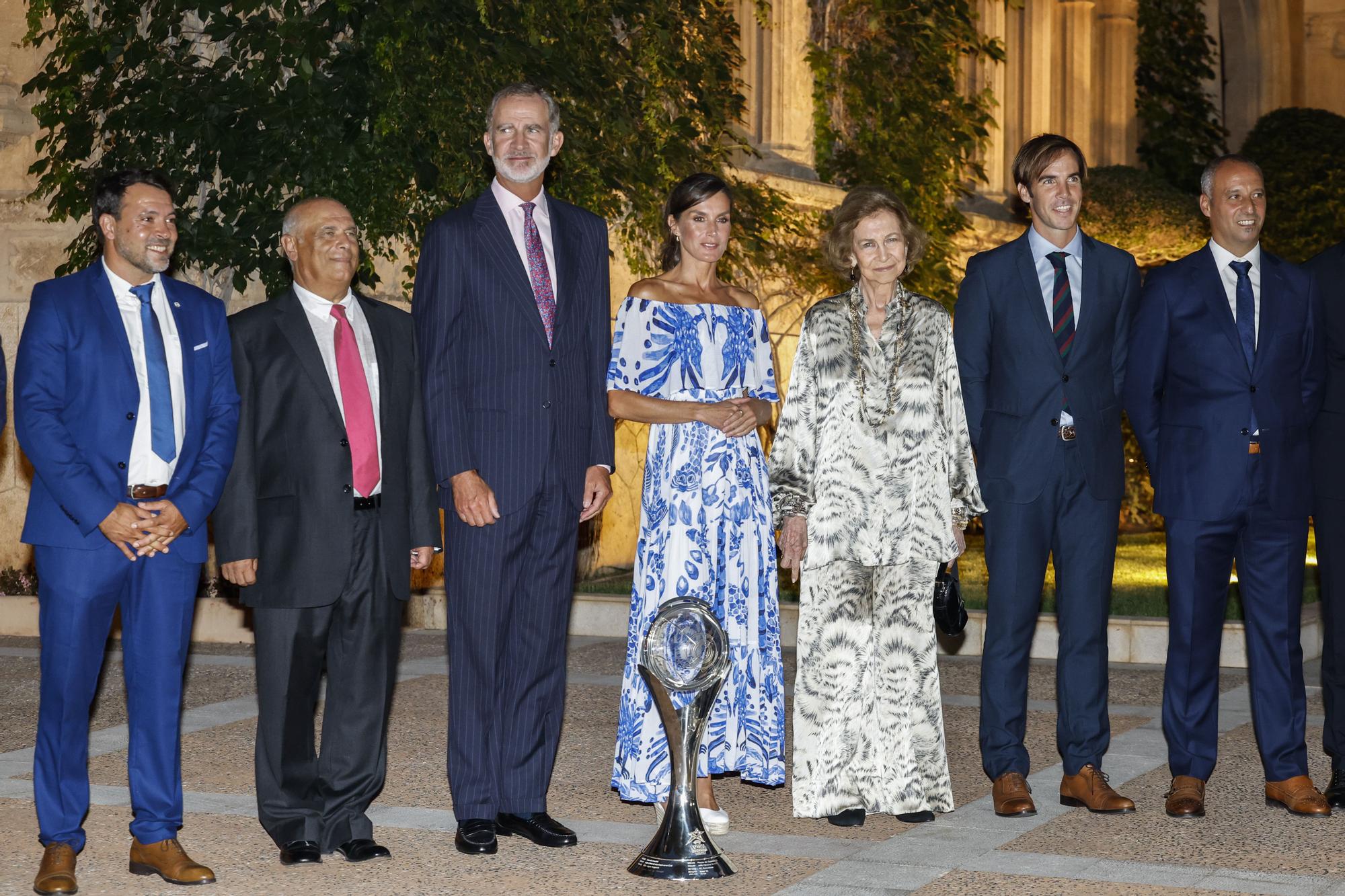 Mira aquí todas las fotos de la visita de los Reyes al Palacio Marivent para recibir a la sociedad balear