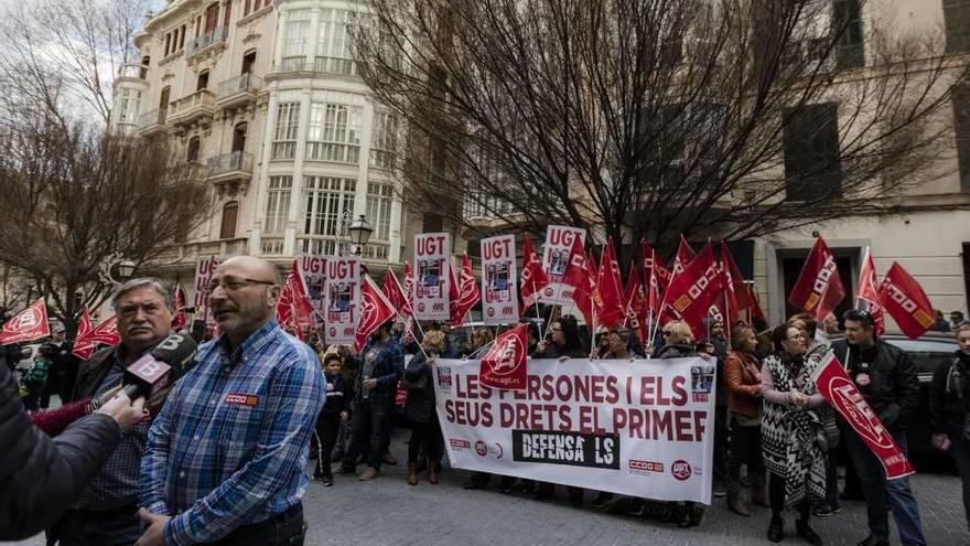 50 personas se concentraron ante Delegación del Gobierno.