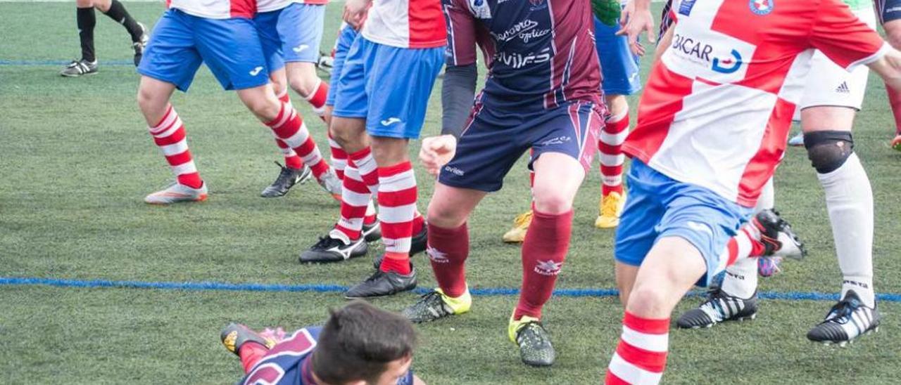 Aarón, del Llanera, en el instante previo a propinarle la patada en la cabeza al azulgrana Xenxo.