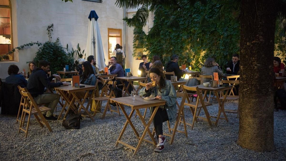 La terraza del BarCentral, de La Central del Raval, ofrece un espacio lleno de calma.