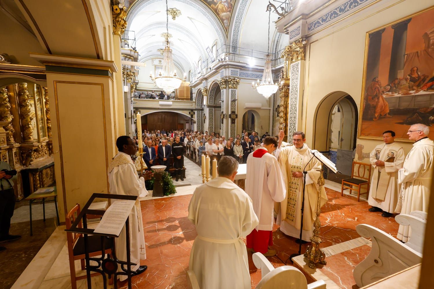 Primera misa en la parroquia de Picanya tras el paso de la dana