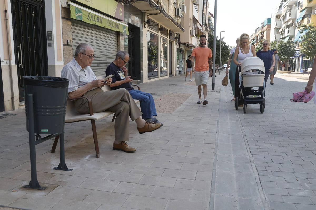 La Viñuela estrena mobiliario tras su peatonalización La Viñuela estrena mobiliario tras su peatonalización