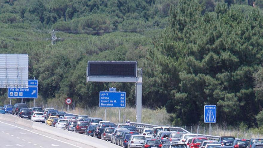 Trànsit molt intens a Santa Cristina d&#039;Aro, ahir a la tarda.